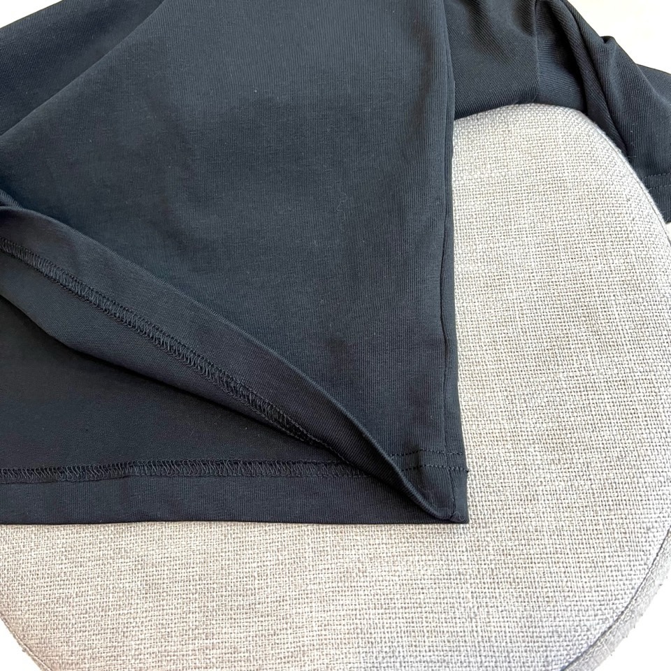 Mon蒙口、2026春夏MOLLE系列T恤，以简约圆领与短袖廓形打造核心单品。胸前标志性的“MONCLE