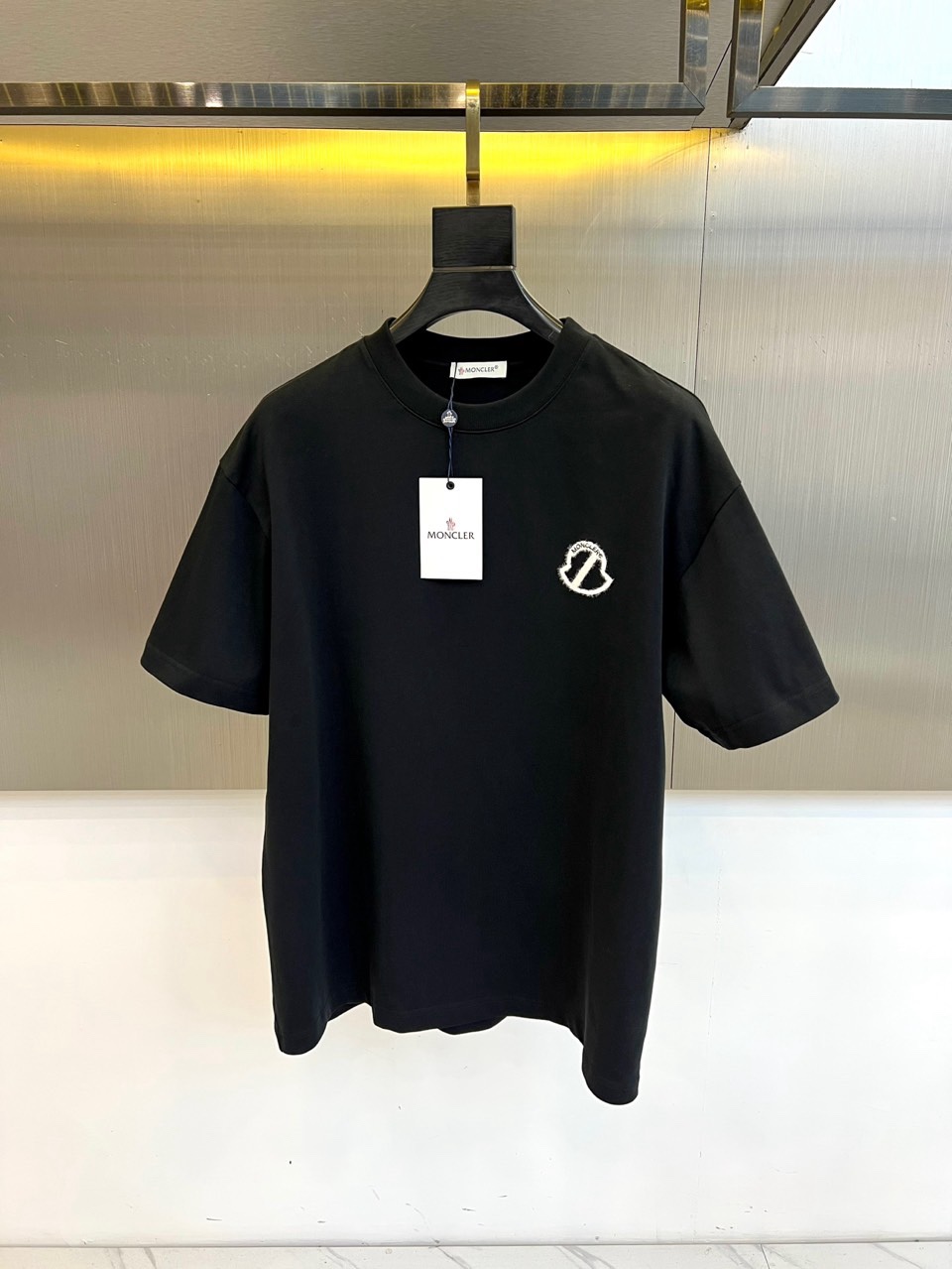 Mon蒙口、2026春夏MOLLE系列T恤，以简约圆领与短袖廓形打造核心单品。胸前标志性的“MONCLE