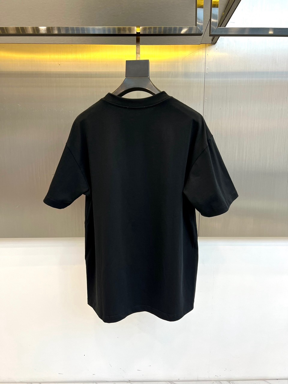 Mon蒙口、2026春夏MOLLE系列T恤，以简约圆领与短袖廓形打造核心单品。胸前标志性的“MONCLE