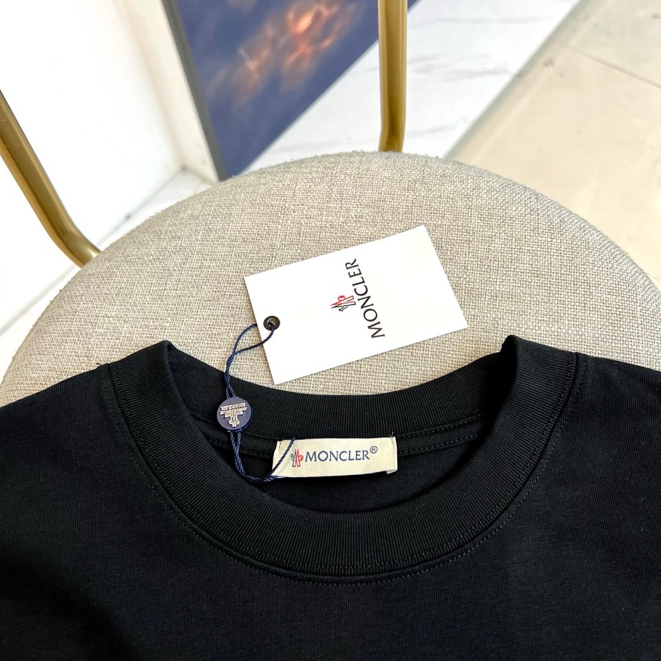 Mon蒙口、2026春夏MOLLE系列T恤，以简约圆领与短袖廓形打造核心单品。胸前标志性的“MONCLE