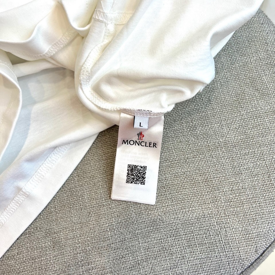 Mon蒙口、2026春夏MOLLE系列T恤，以简约圆领与短袖廓形打造核心单品。胸前标志性的“MONCLE