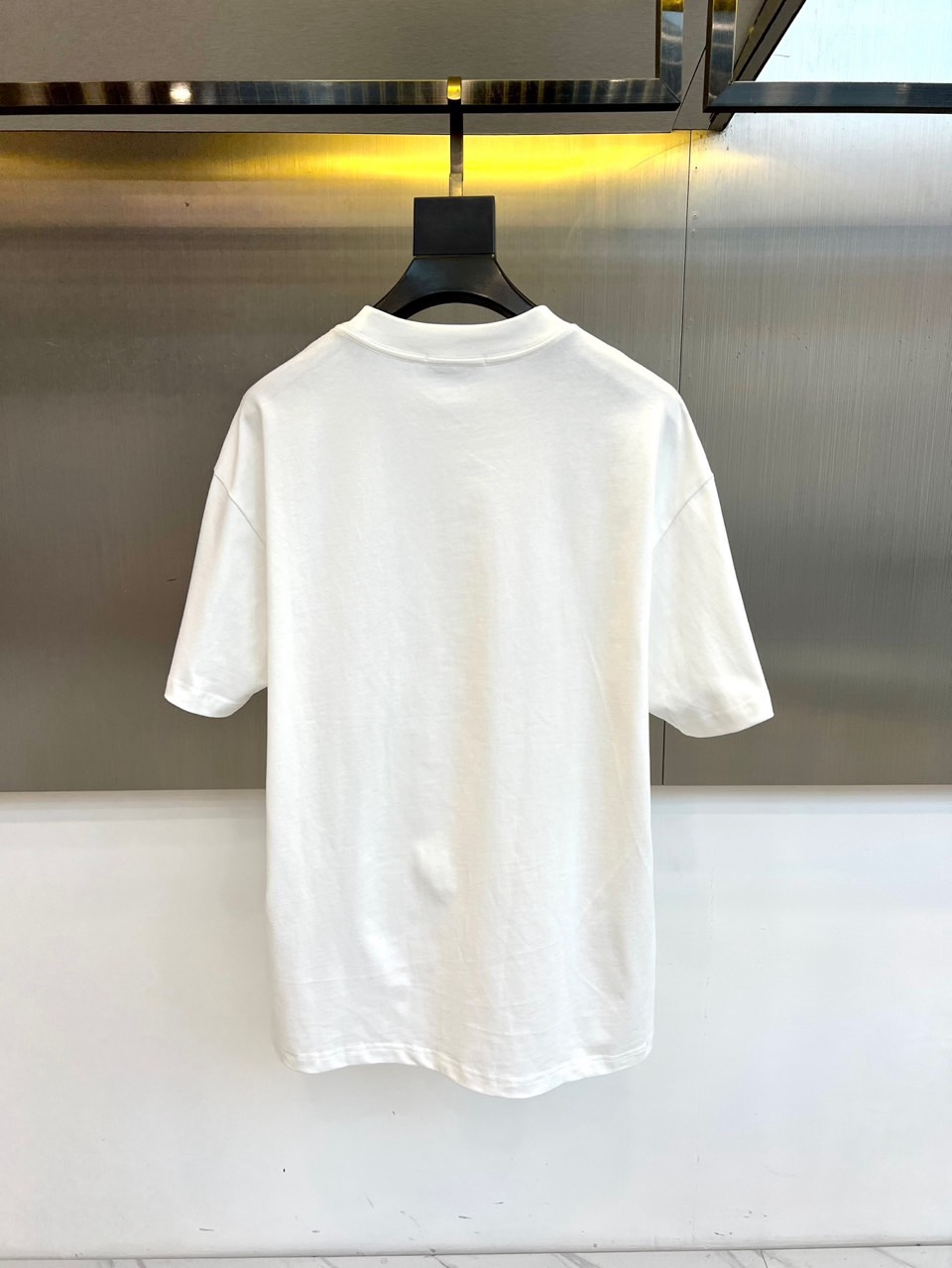 Mon蒙口、2026春夏MOLLE系列T恤，以简约圆领与短袖廓形打造核心单品。胸前标志性的“MONCLE