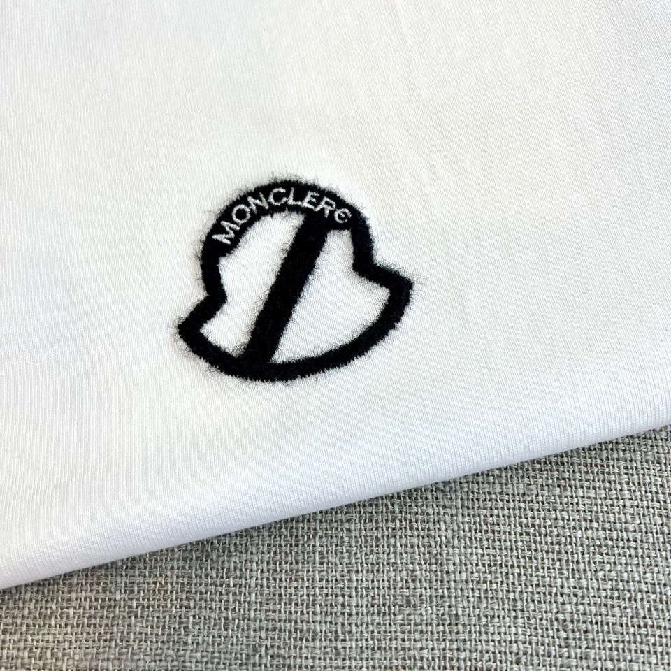 Mon蒙口、2026春夏MOLLE系列T恤，以简约圆领与短袖廓形打造核心单品。胸前标志性的“MONCLE