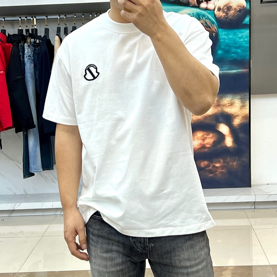 Mon蒙口、2026春夏MOLLE系列T恤，以简约圆领与短袖廓形打造核心单品。胸前标志性的“MONCLE