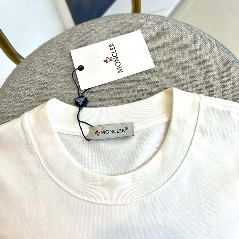 Mon蒙口、2026春夏MOLLE系列T恤，以简约圆领与短袖廓形打造核心单品。胸前标志性的“MONCLE
