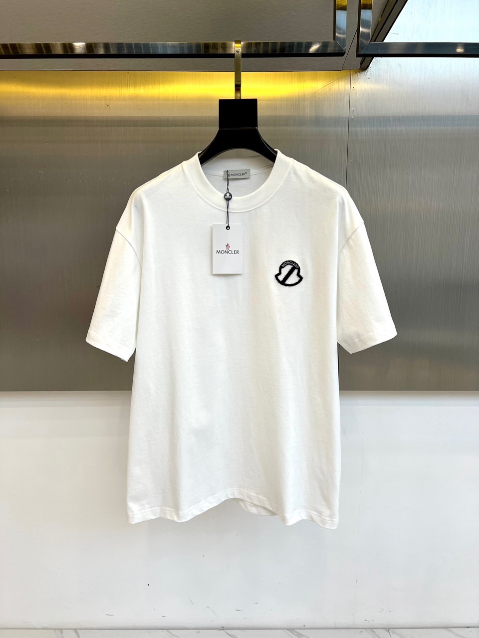 Mon蒙口、2026春夏MOLLE系列T恤，以简约圆领与短袖廓形打造核心单品。胸前标志性的“MONCLE