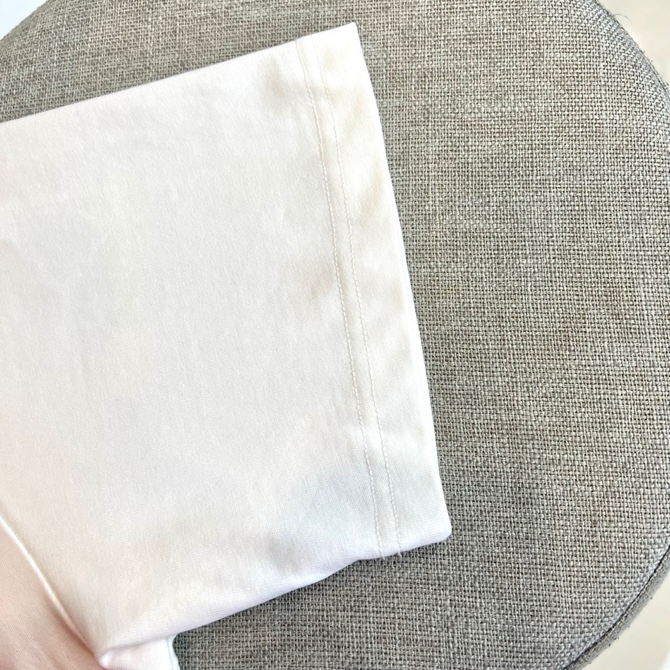 Mon蒙口、2026春夏MOLLE系列T恤，以简约圆领与短袖廓形打造核心单品。胸前标志性的“MONCLE