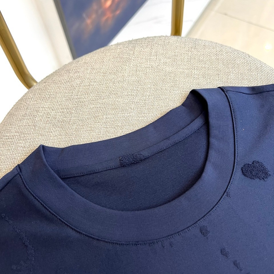 Dio迪奥、2026春夏新品T恤，这款高级感满溢的圆领短袖，以极简廓形重塑日常穿搭美学。纯净色基底之上，