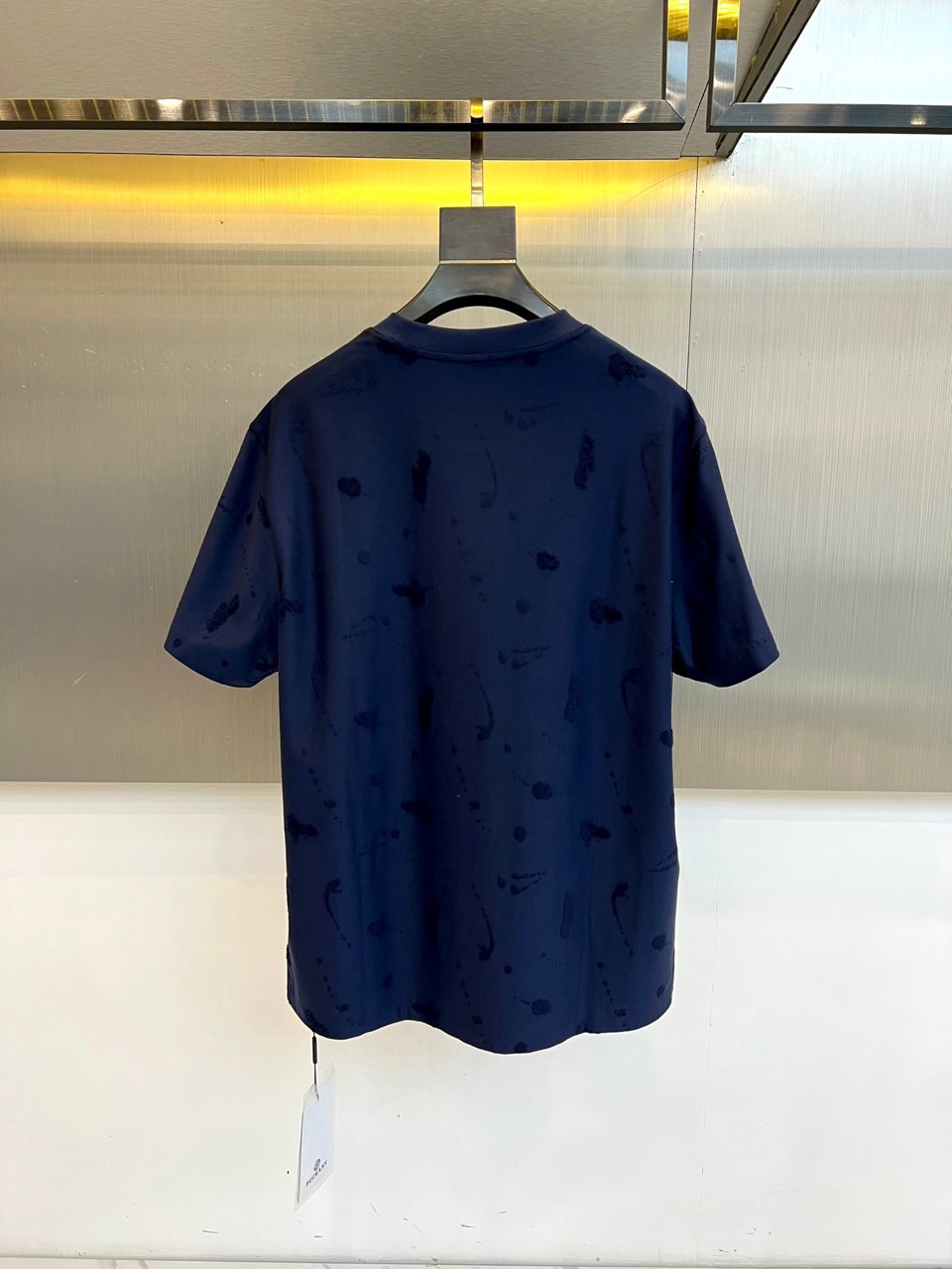 Dio迪奥、2026春夏新品T恤，这款高级感满溢的圆领短袖，以极简廓形重塑日常穿搭美学。纯净色基底之上，