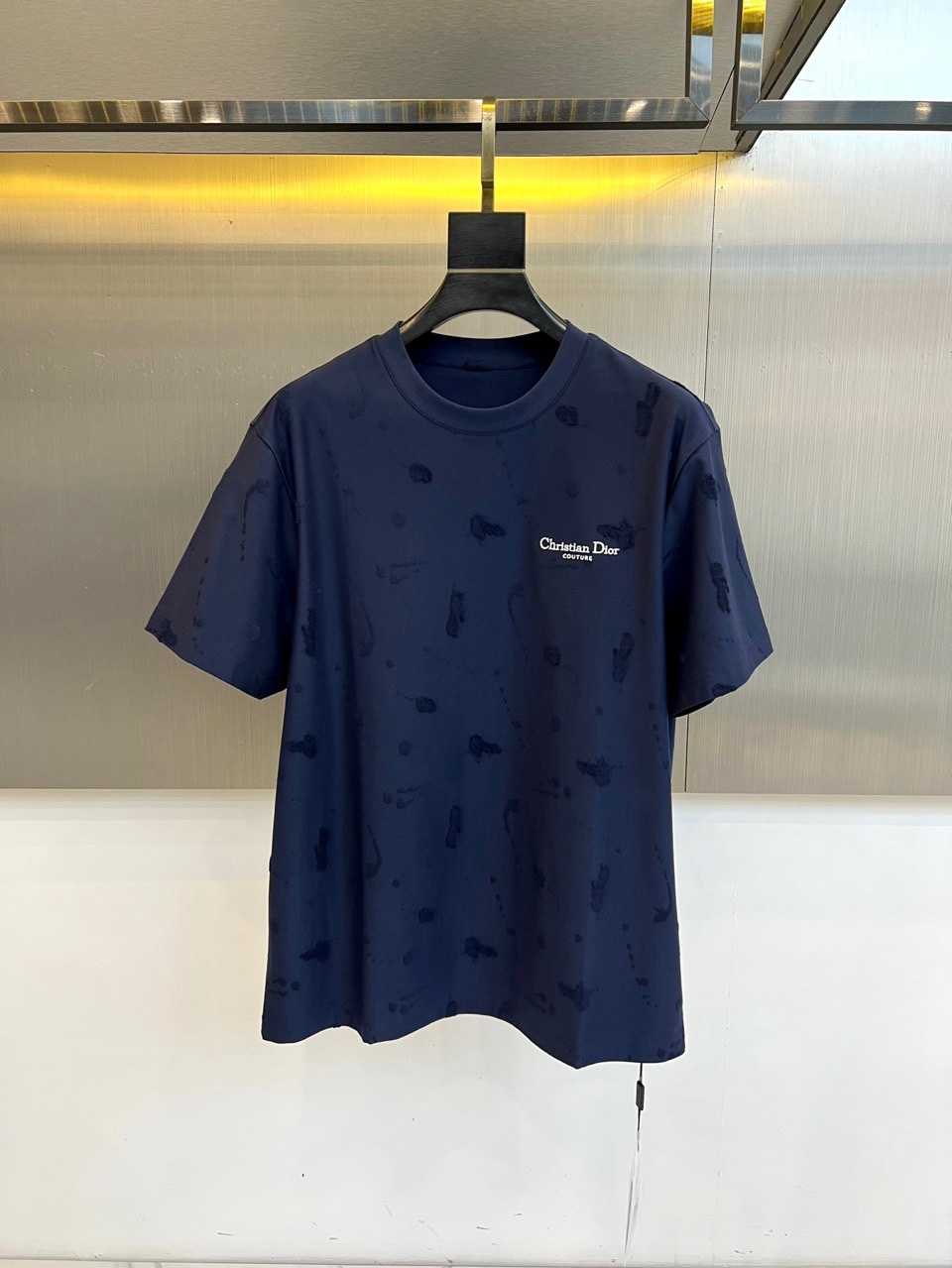 Dio迪奥、2026春夏新品T恤，这款高级感满溢的圆领短袖，以极简廓形重塑日常穿搭美学。纯净色基底之上，