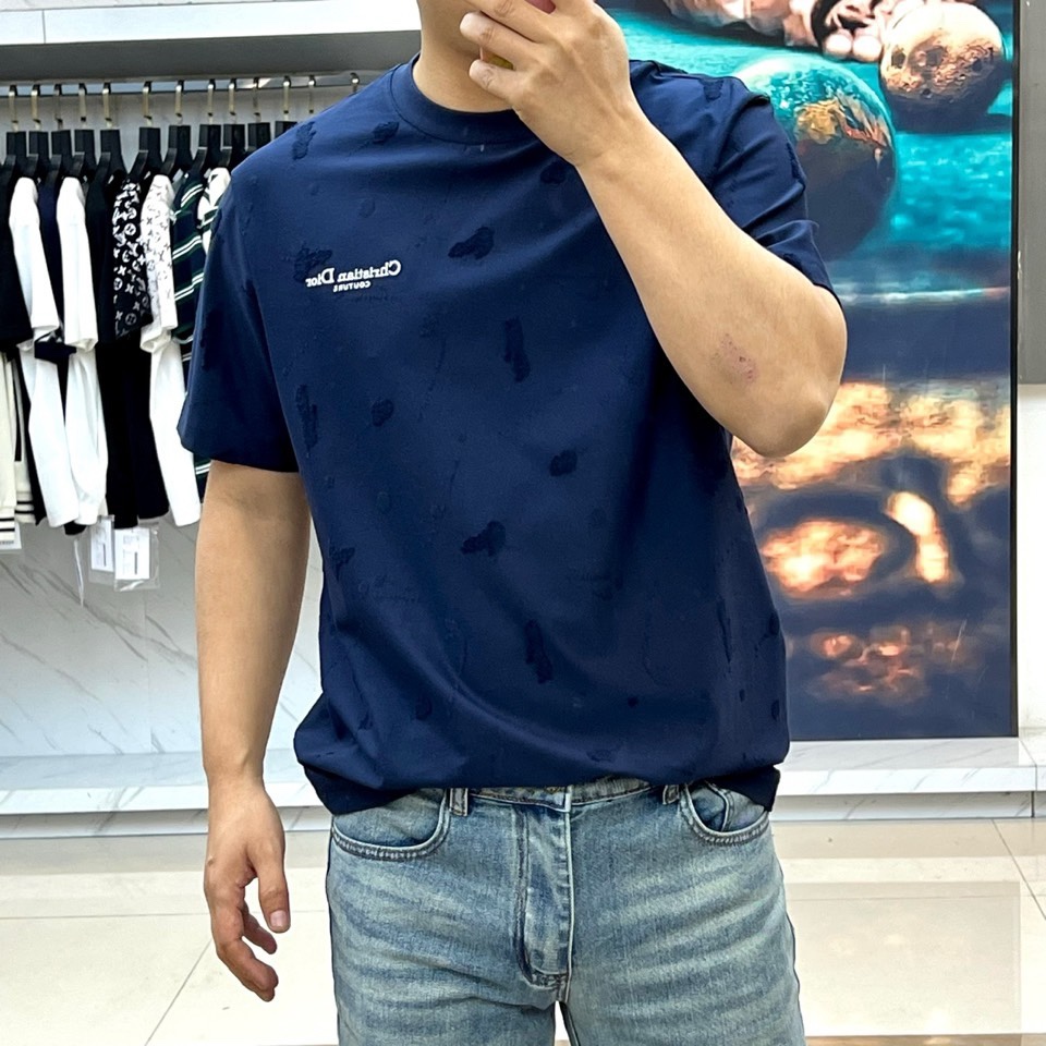 Dio迪奥、2026春夏新品T恤，这款高级感满溢的圆领短袖，以极简廓形重塑日常穿搭美学。纯净色基底之上，