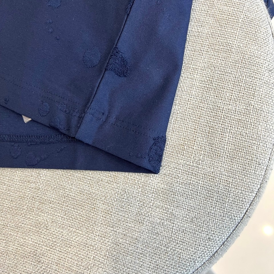 Dio迪奥、2026春夏新品T恤，这款高级感满溢的圆领短袖，以极简廓形重塑日常穿搭美学。纯净色基底之上，