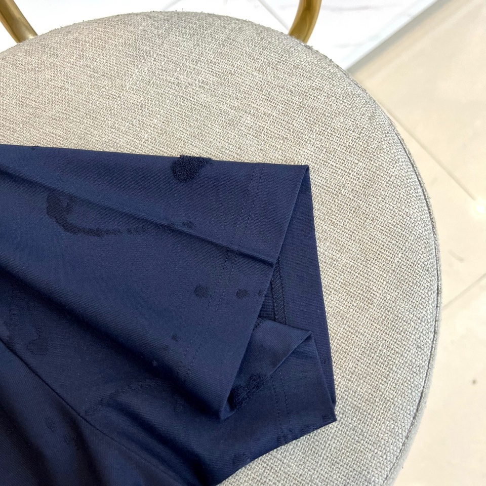 Dio迪奥、2026春夏新品T恤，这款高级感满溢的圆领短袖，以极简廓形重塑日常穿搭美学。纯净色基底之上，