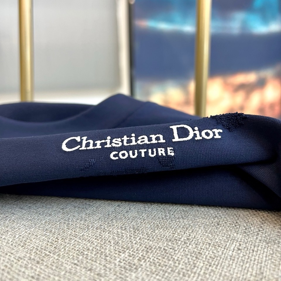 Dio迪奥、2026春夏新品T恤，这款高级感满溢的圆领短袖，以极简廓形重塑日常穿搭美学。纯净色基底之上，