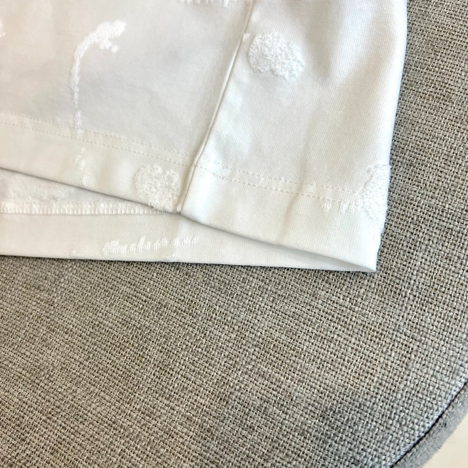 Dio迪奥、2026春夏新品T恤，这款高级感满溢的圆领短袖，以极简廓形重塑日常穿搭美学。纯净色基底之上，