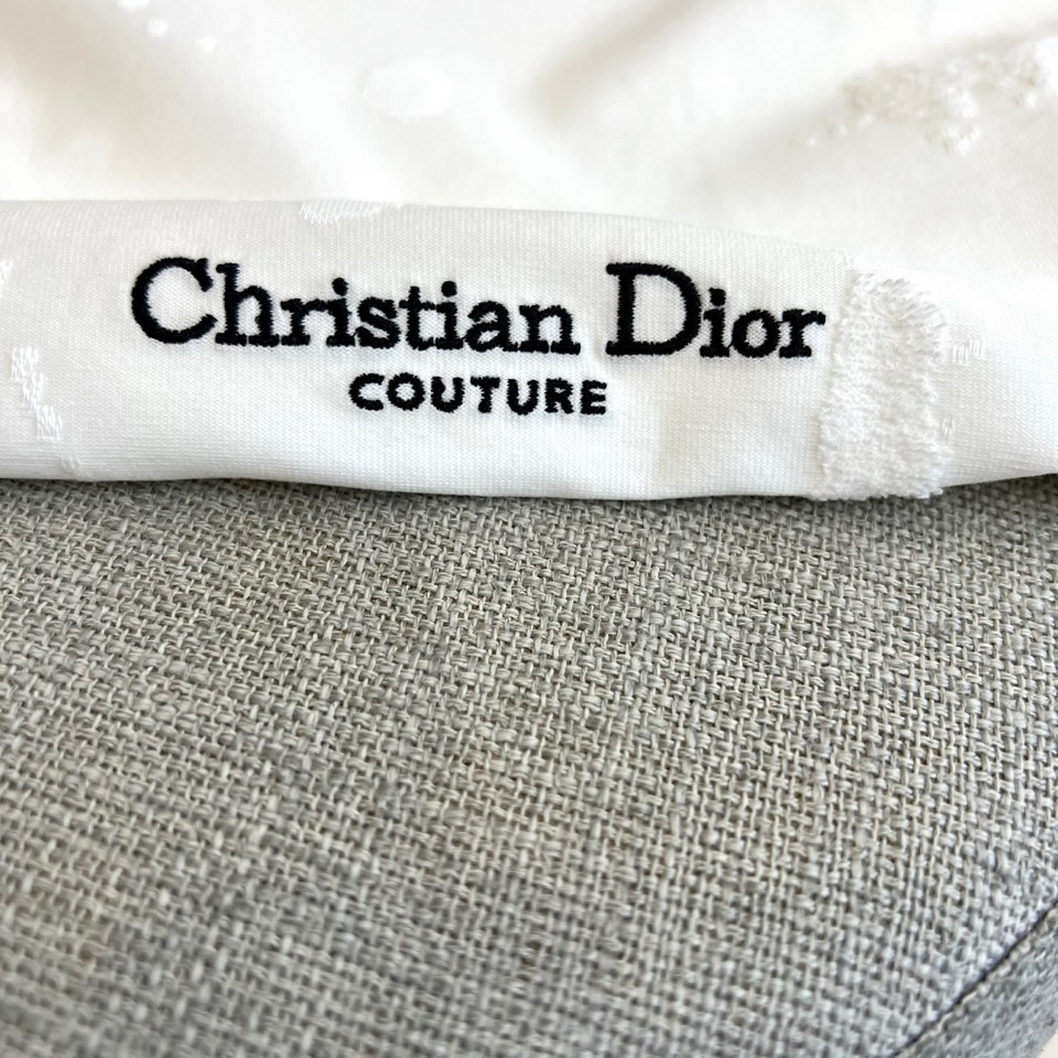 Dio迪奥、2026春夏新品T恤，这款高级感满溢的圆领短袖，以极简廓形重塑日常穿搭美学。纯净色基底之上，