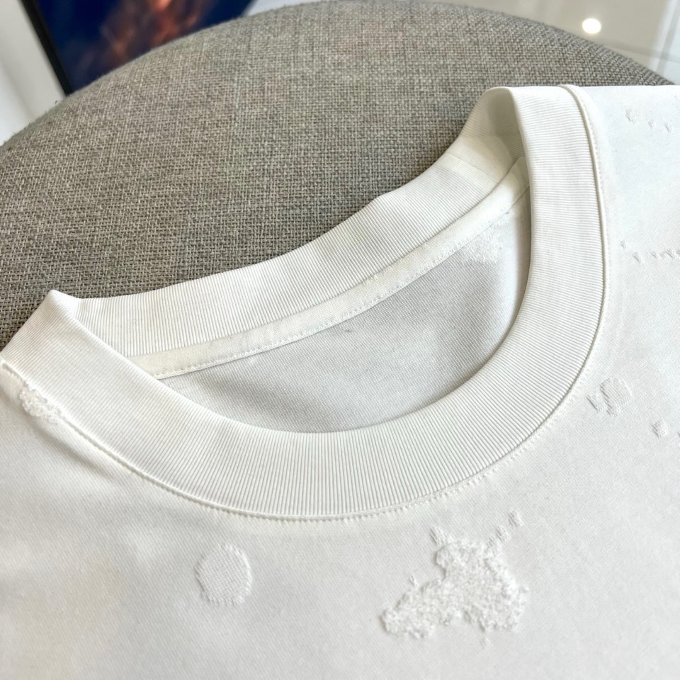 Dio迪奥、2026春夏新品T恤，这款高级感满溢的圆领短袖，以极简廓形重塑日常穿搭美学。纯净色基底之上，