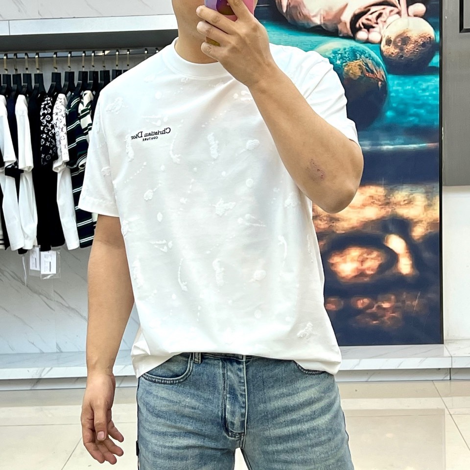 Dio迪奥、2026春夏新品T恤，这款高级感满溢的圆领短袖，以极简廓形重塑日常穿搭美学。纯净色基底之上，