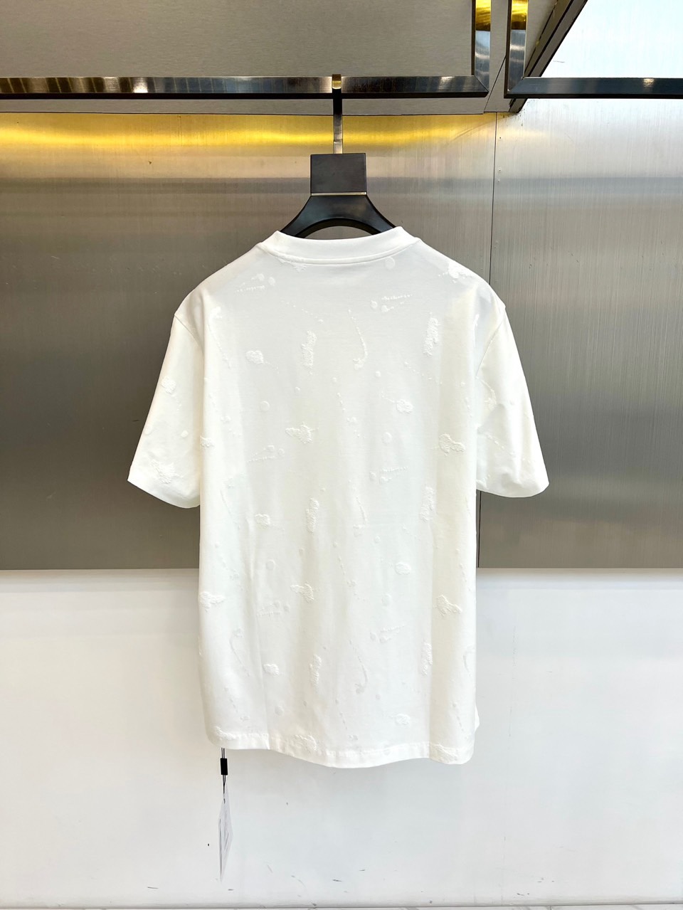 Dio迪奥、2026春夏新品T恤，这款高级感满溢的圆领短袖，以极简廓形重塑日常穿搭美学。纯净色基底之上，