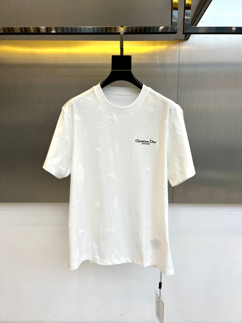 Dio迪奥、2026春夏新品T恤，这款高级感满溢的圆领短袖，以极简廓形重塑日常穿搭美学。纯净色基底之上，