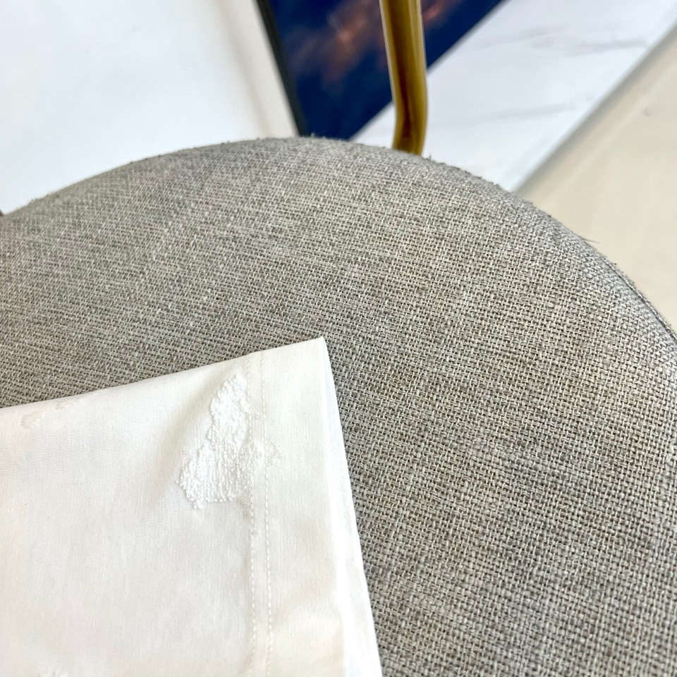 Dio迪奥、2026春夏新品T恤，这款高级感满溢的圆领短袖，以极简廓形重塑日常穿搭美学。纯净色基底之上，