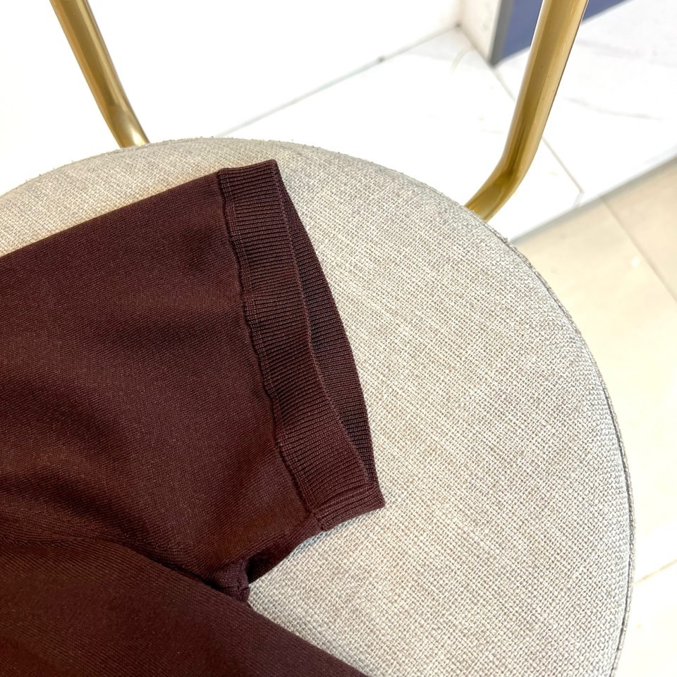 Zegna杰尼亚、2026春夏新品圆领针织短袖上衣，以极简设计诠释现代都市衣橱的精髓。经典的圆领与流畅的