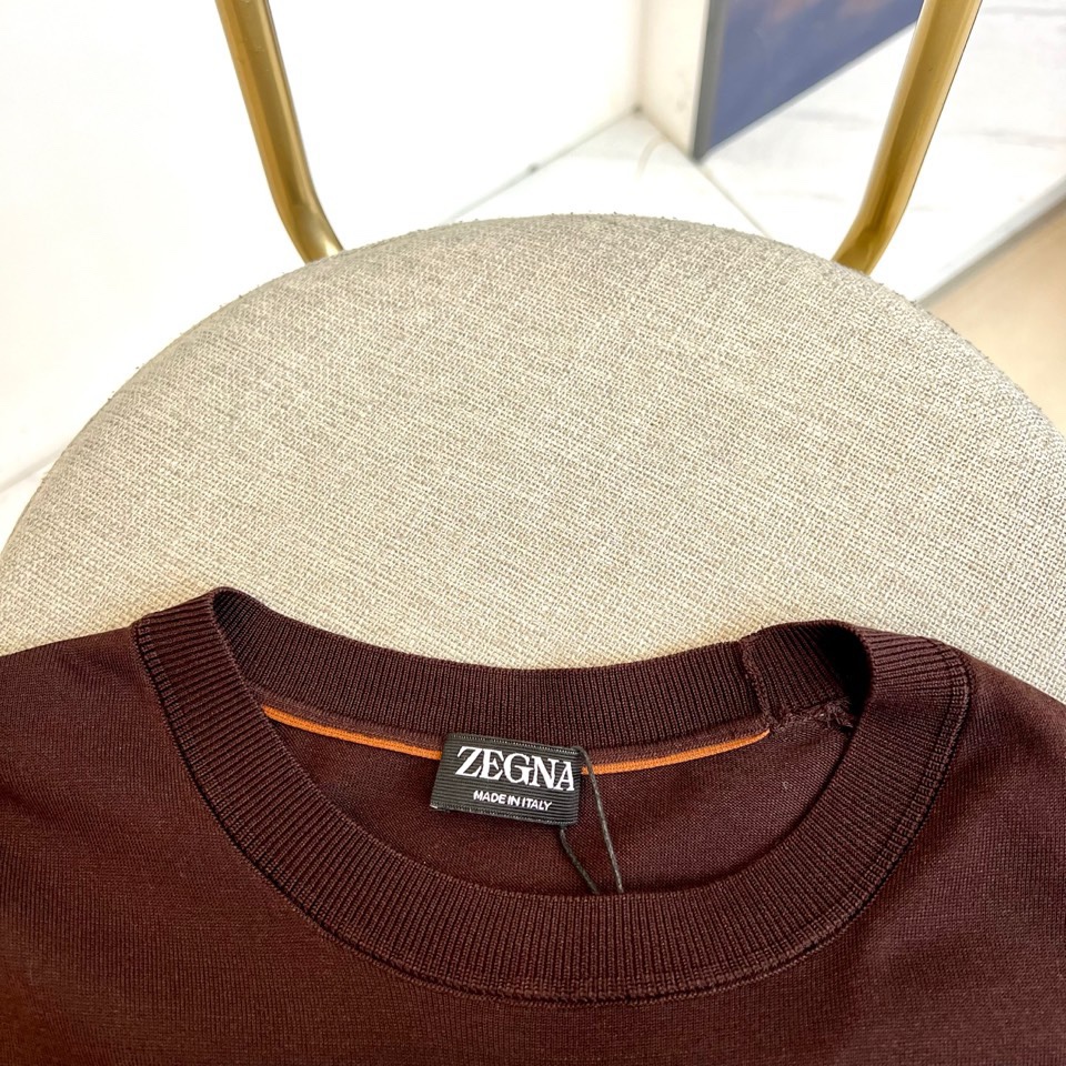 Zegna杰尼亚、2026春夏新品圆领针织短袖上衣，以极简设计诠释现代都市衣橱的精髓。经典的圆领与流畅的