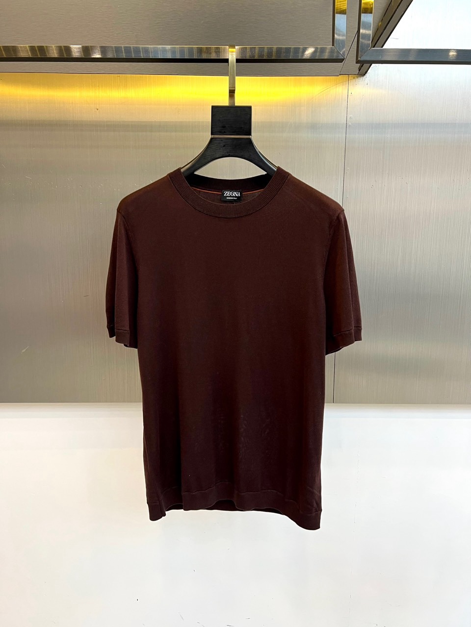 Zegna杰尼亚、2026春夏新品圆领针织短袖上衣，以极简设计诠释现代都市衣橱的精髓。经典的圆领与流畅的