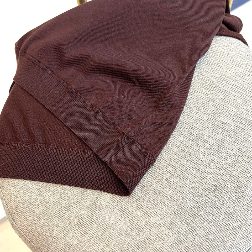 Zegna杰尼亚、2026春夏新品圆领针织短袖上衣，以极简设计诠释现代都市衣橱的精髓。经典的圆领与流畅的