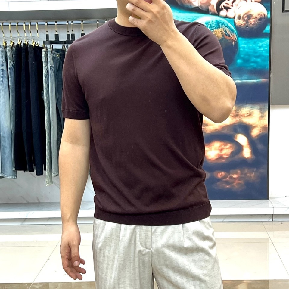 Zegna杰尼亚、2026春夏新品圆领针织短袖上衣，以极简设计诠释现代都市衣橱的精髓。经典的圆领与流畅的