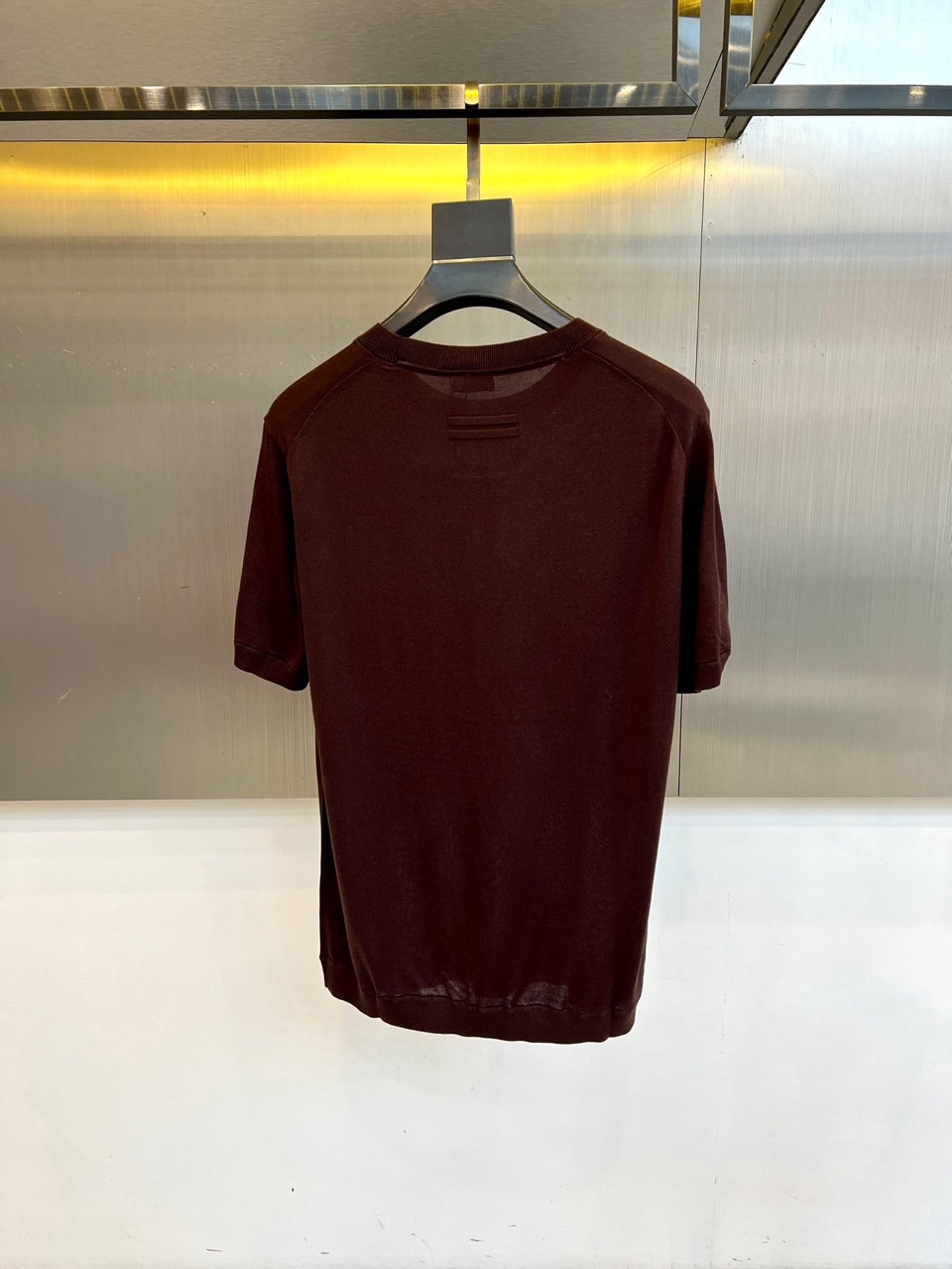 Zegna杰尼亚、2026春夏新品圆领针织短袖上衣，以极简设计诠释现代都市衣橱的精髓。经典的圆领与流畅的