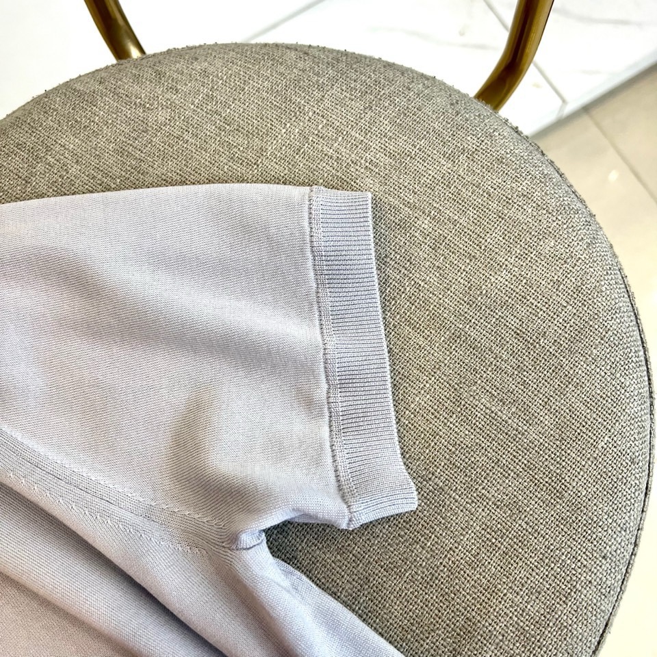 Zegna杰尼亚、2026春夏新品圆领针织短袖上衣，以极简设计诠释现代都市衣橱的精髓。经典的圆领与流畅的