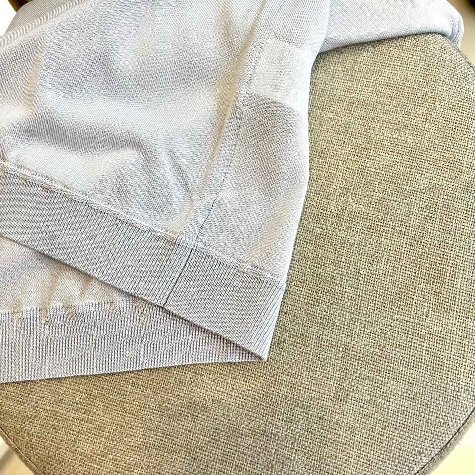 Zegna杰尼亚、2026春夏新品圆领针织短袖上衣，以极简设计诠释现代都市衣橱的精髓。经典的圆领与流畅的