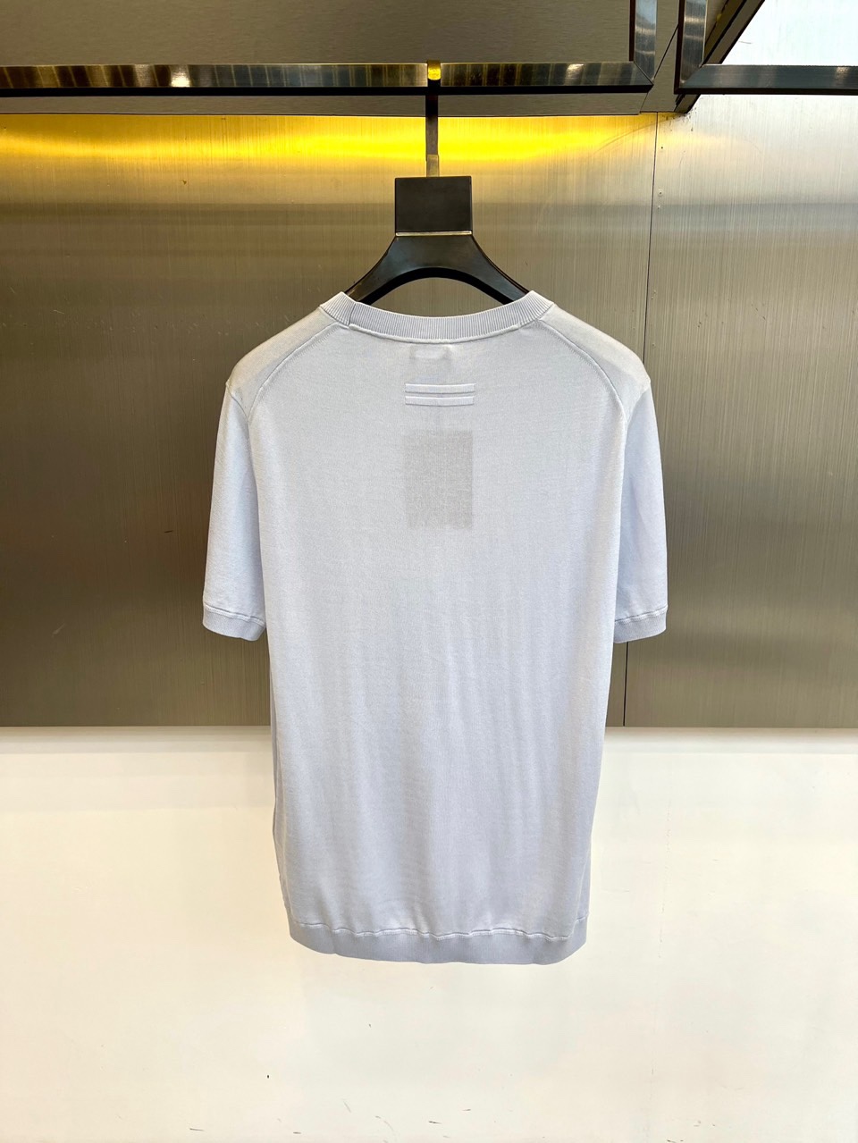 Zegna杰尼亚、2026春夏新品圆领针织短袖上衣，以极简设计诠释现代都市衣橱的精髓。经典的圆领与流畅的