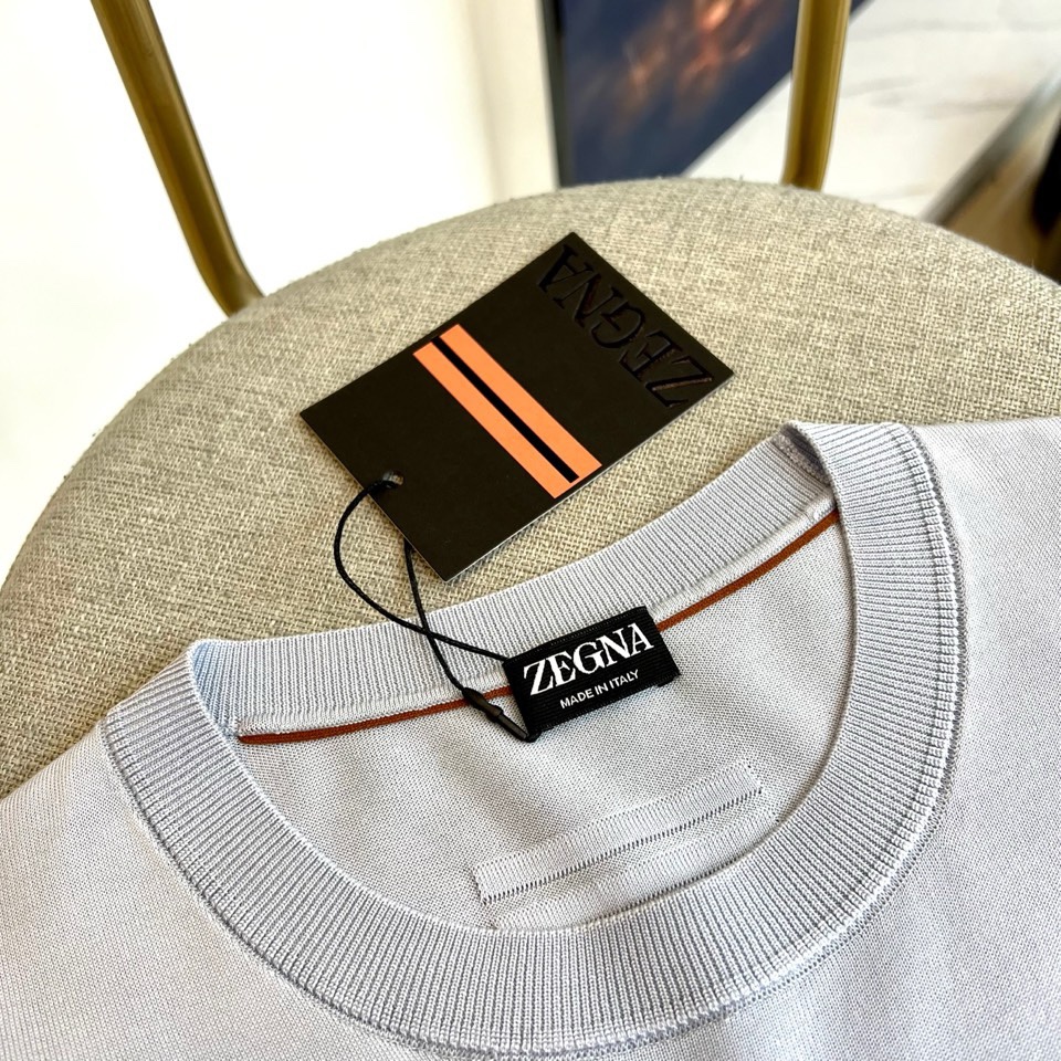 Zegna杰尼亚、2026春夏新品圆领针织短袖上衣，以极简设计诠释现代都市衣橱的精髓。经典的圆领与流畅的