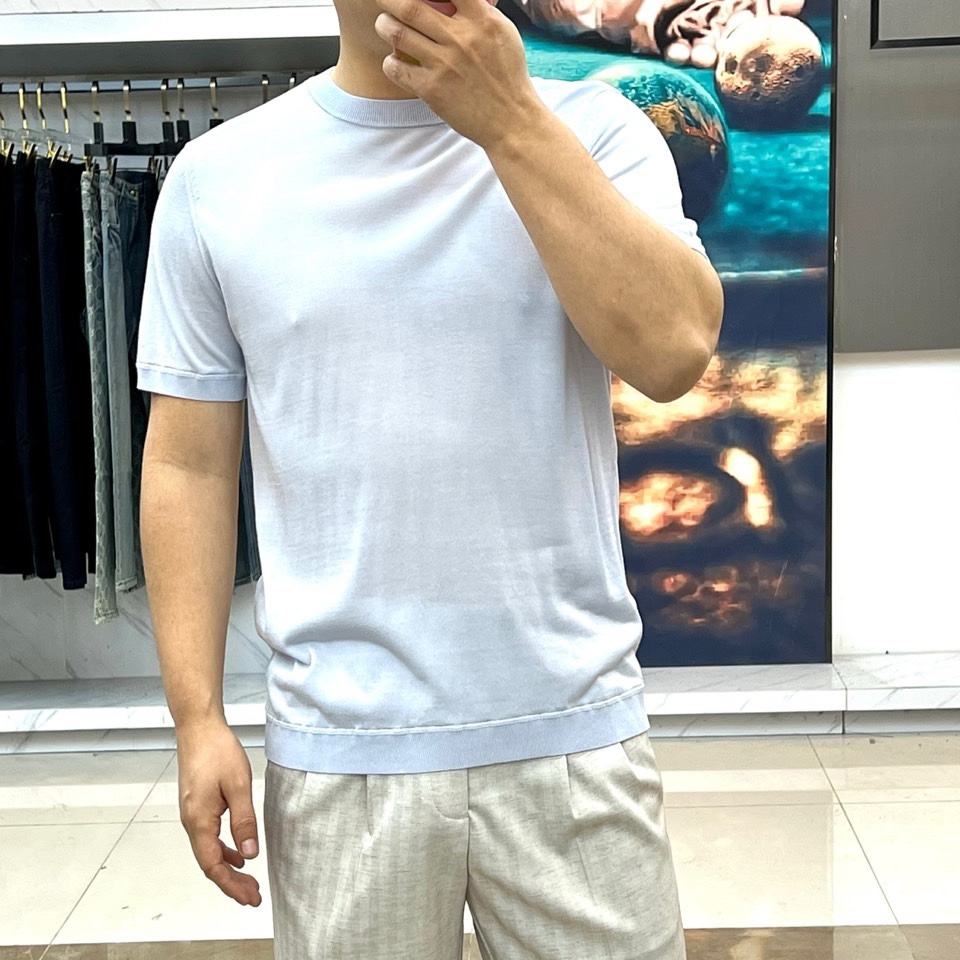 Zegna杰尼亚、2026春夏新品圆领针织短袖上衣，以极简设计诠释现代都市衣橱的精髓。经典的圆领与流畅的