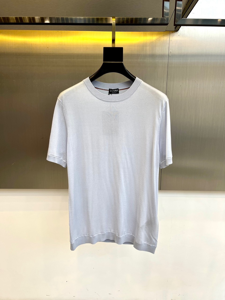 Zegna杰尼亚、2026春夏新品圆领针织短袖上衣，以极简设计诠释现代都市衣橱的精髓。经典的圆领与流畅的