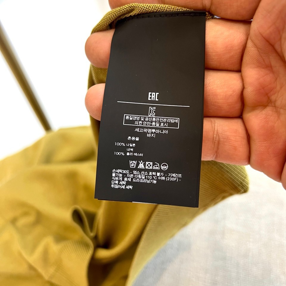 Zegna杰尼亚、2026春夏新品圆领针织短袖上衣，以极简设计诠释现代都市衣橱的精髓。经典的圆领与流畅的