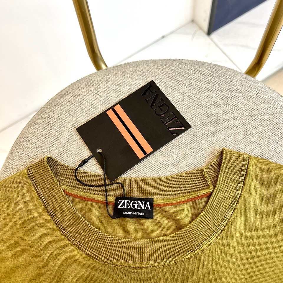 Zegna杰尼亚、2026春夏新品圆领针织短袖上衣，以极简设计诠释现代都市衣橱的精髓。经典的圆领与流畅的