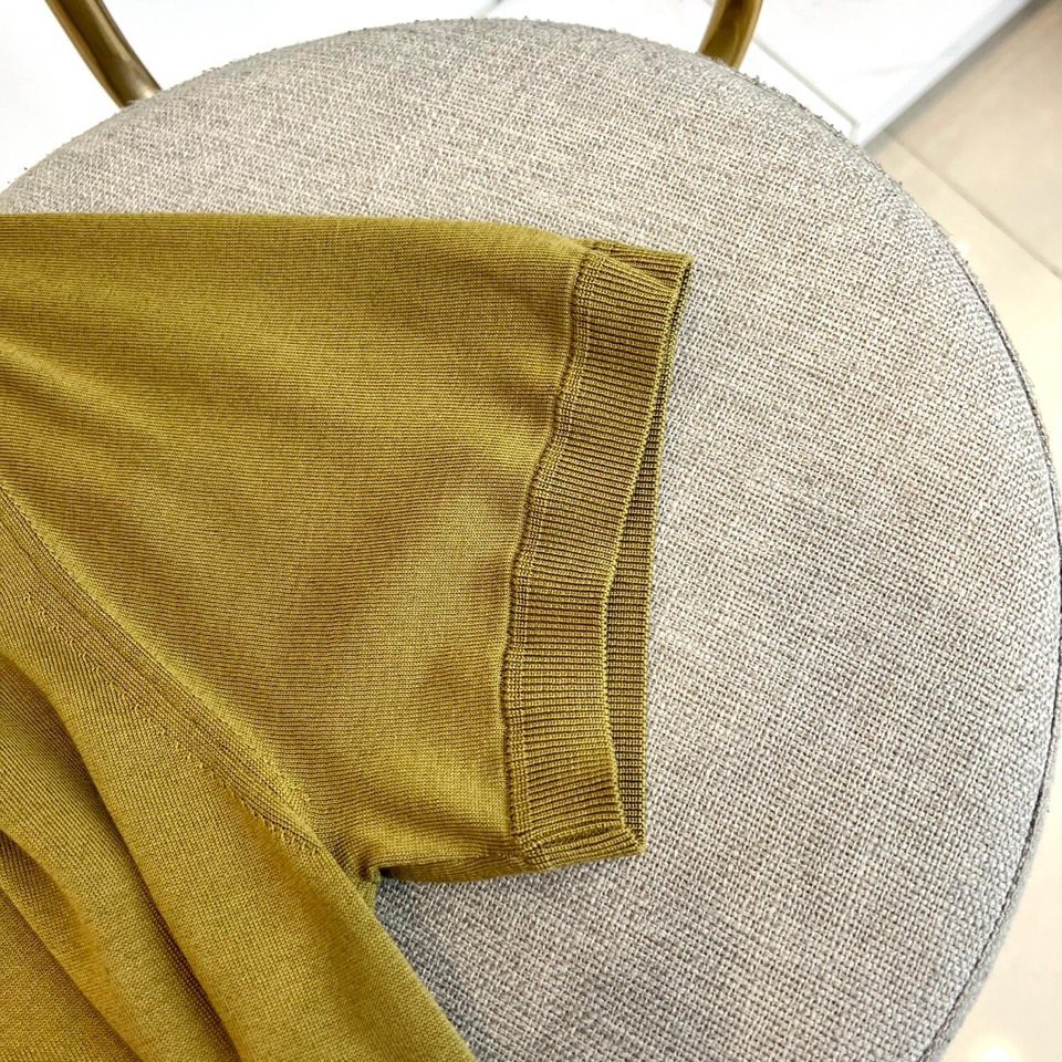 Zegna杰尼亚、2026春夏新品圆领针织短袖上衣，以极简设计诠释现代都市衣橱的精髓。经典的圆领与流畅的