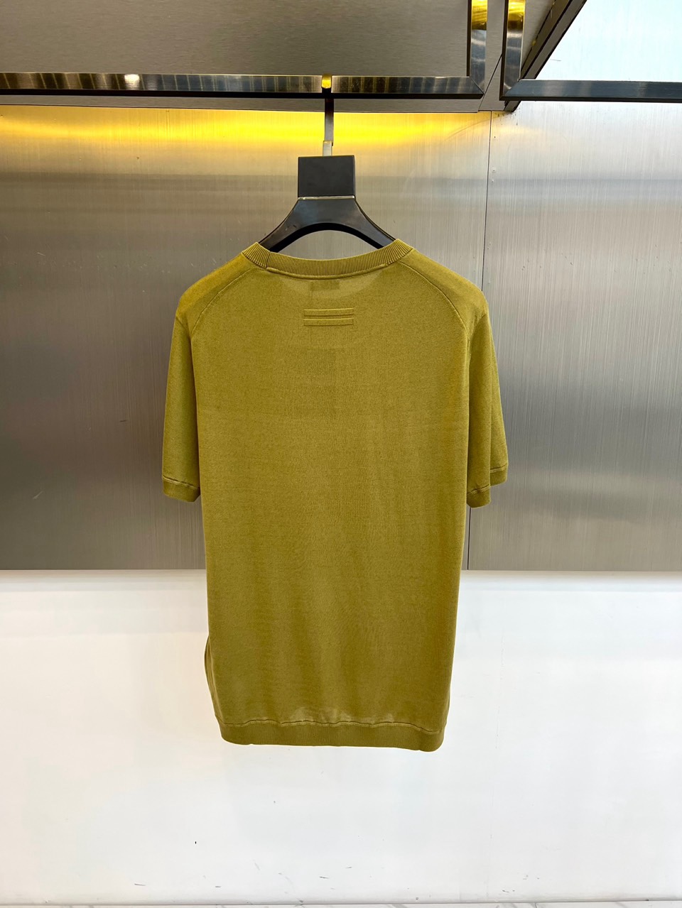 Zegna杰尼亚、2026春夏新品圆领针织短袖上衣，以极简设计诠释现代都市衣橱的精髓。经典的圆领与流畅的