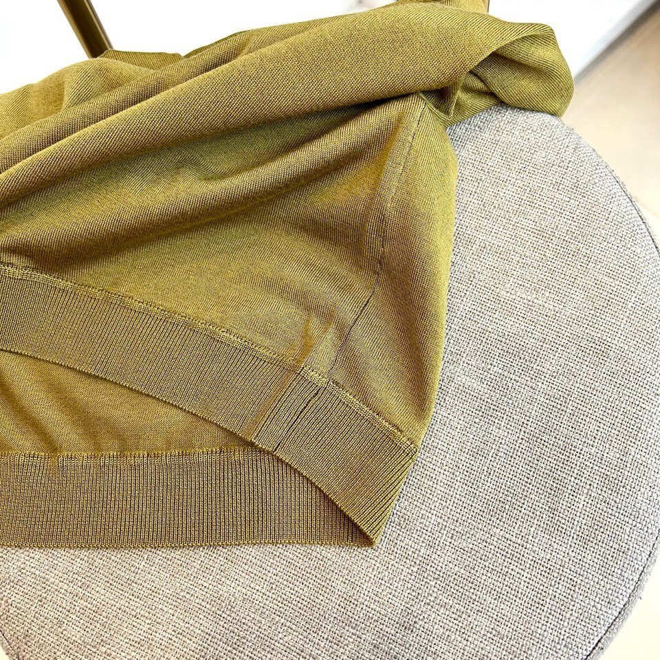 Zegna杰尼亚、2026春夏新品圆领针织短袖上衣，以极简设计诠释现代都市衣橱的精髓。经典的圆领与流畅的