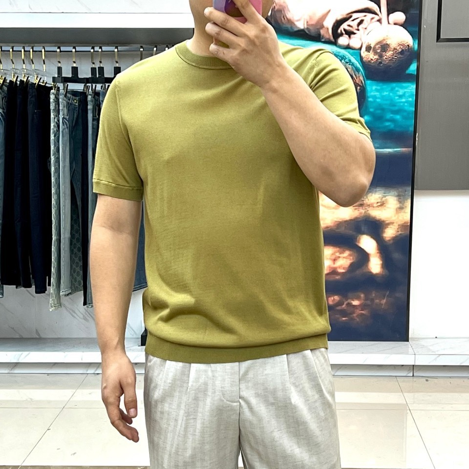 Zegna杰尼亚、2026春夏新品圆领针织短袖上衣，以极简设计诠释现代都市衣橱的精髓。经典的圆领与流畅的