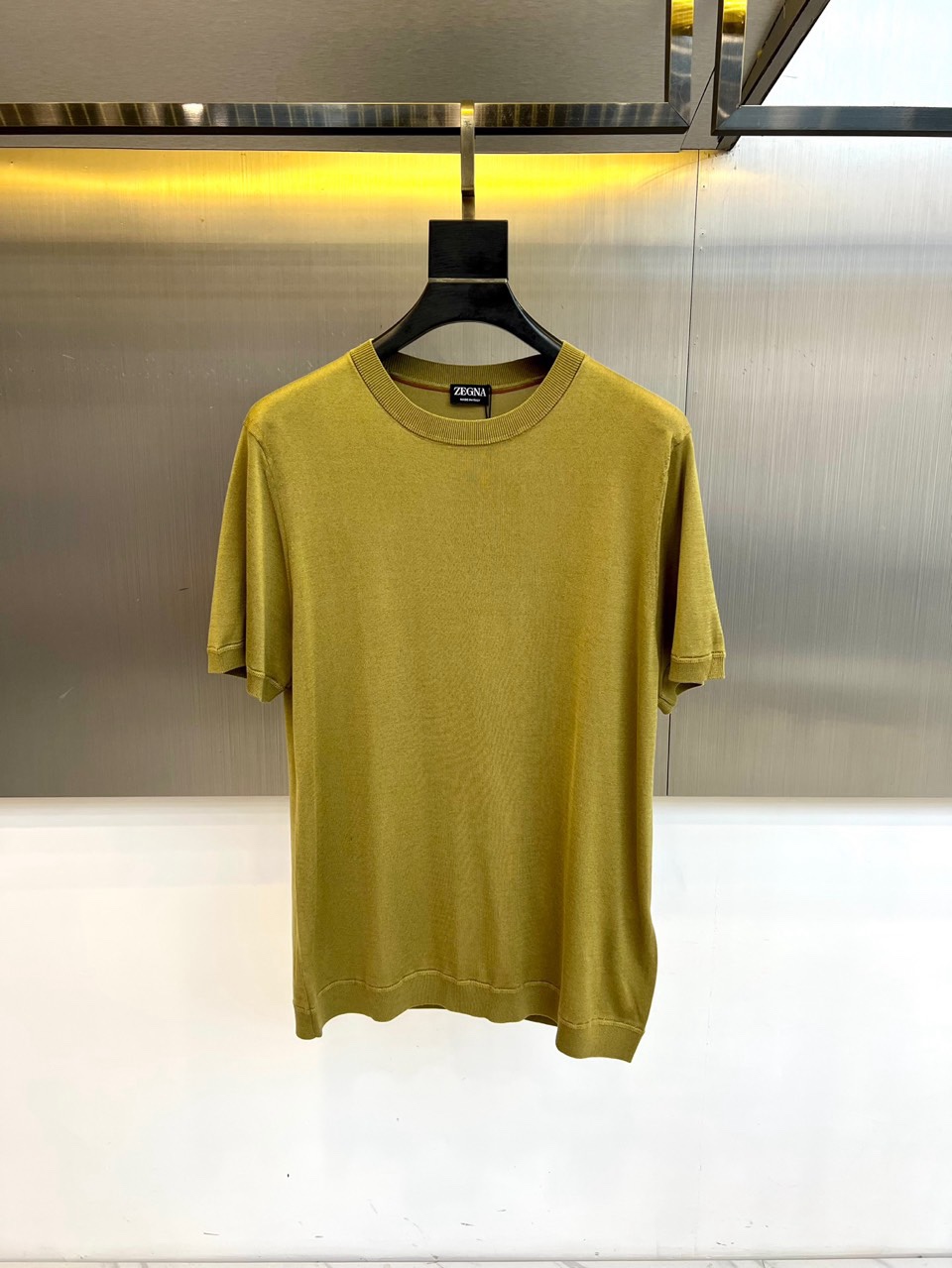 Zegna杰尼亚、2026春夏新品圆领针织短袖上衣，以极简设计诠释现代都市衣橱的精髓。经典的圆领与流畅的