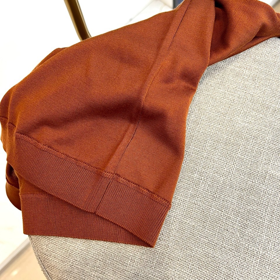 Zegna杰尼亚、2026春夏新品圆领针织短袖上衣，以极简设计诠释现代都市衣橱的精髓。经典的圆领与流畅的