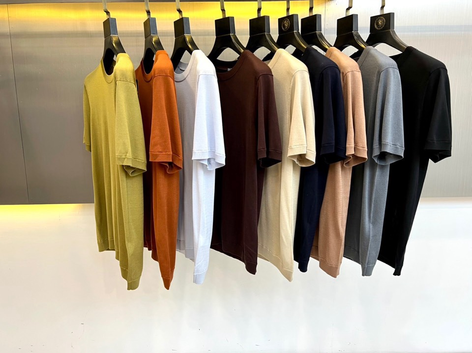 Zegna杰尼亚、2026春夏新品圆领针织短袖上衣，以极简设计诠释现代都市衣橱的精髓。经典的圆领与流畅的