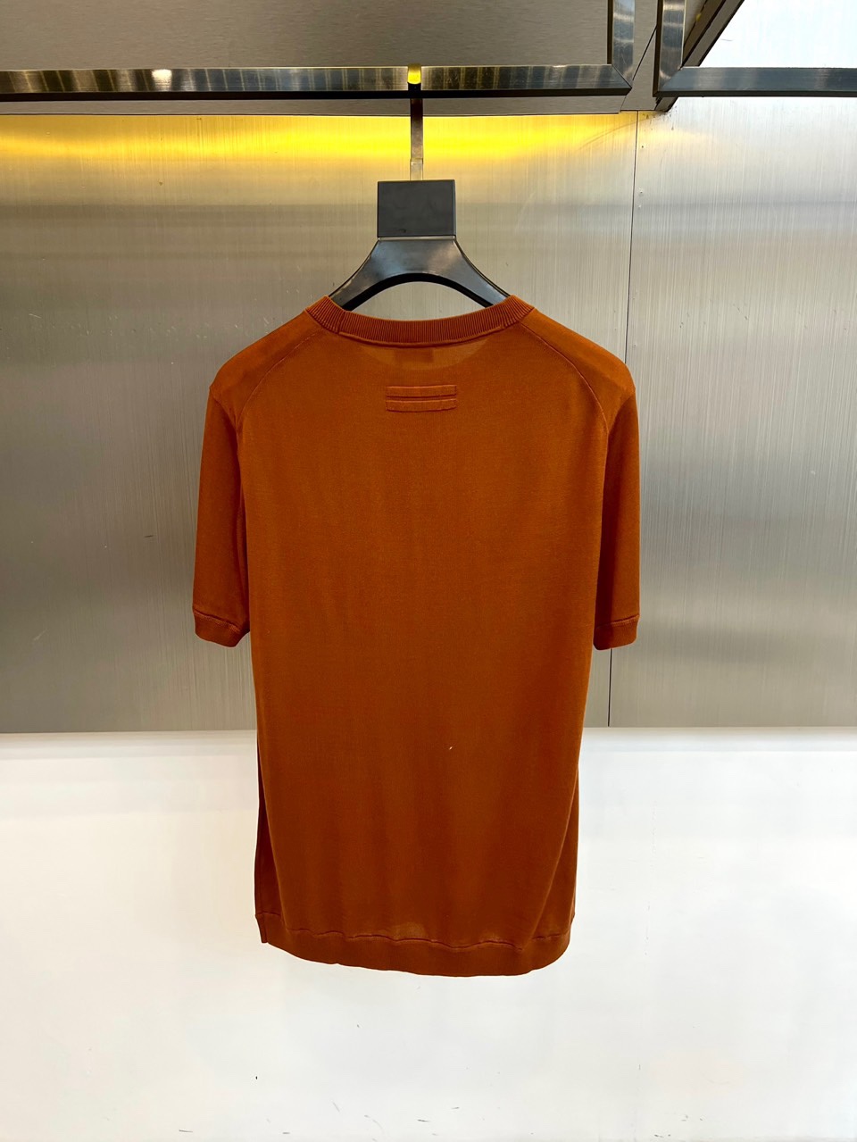 Zegna杰尼亚、2026春夏新品圆领针织短袖上衣，以极简设计诠释现代都市衣橱的精髓。经典的圆领与流畅的