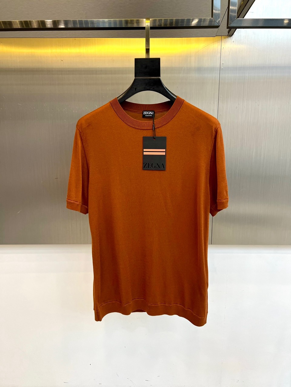 Zegna杰尼亚、2026春夏新品圆领针织短袖上衣，以极简设计诠释现代都市衣橱的精髓。经典的圆领与流畅的