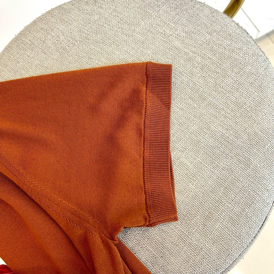 Zegna杰尼亚、2026春夏新品圆领针织短袖上衣，以极简设计诠释现代都市衣橱的精髓。经典的圆领与流畅的