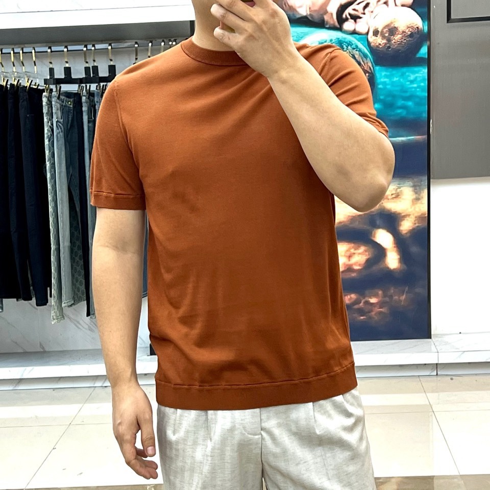 Zegna杰尼亚、2026春夏新品圆领针织短袖上衣，以极简设计诠释现代都市衣橱的精髓。经典的圆领与流畅的